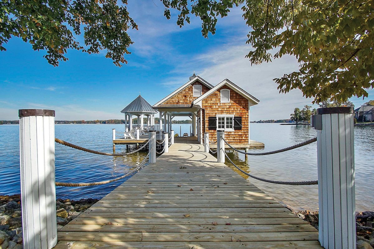 Ropes made of composite material on a dock at Smith Mountain Lake provides more durabilit that traditional rope.